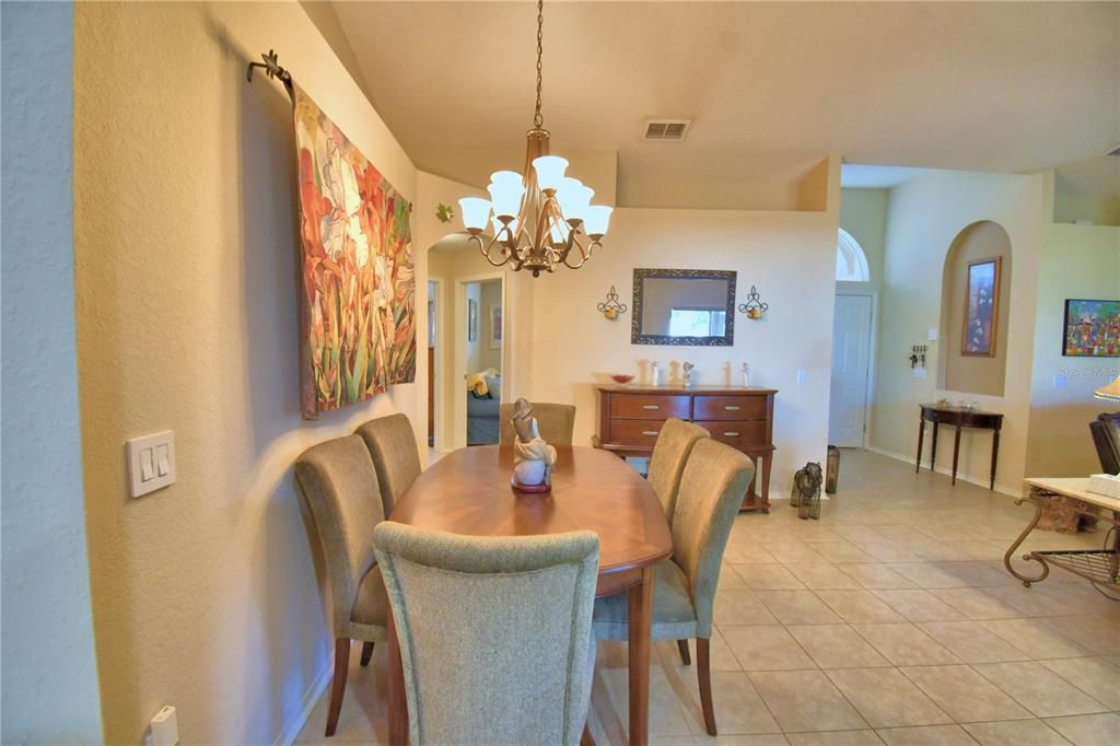 На продажу: $394,900 (4 спален, 2 ванн, 1669 Квадратных фут)