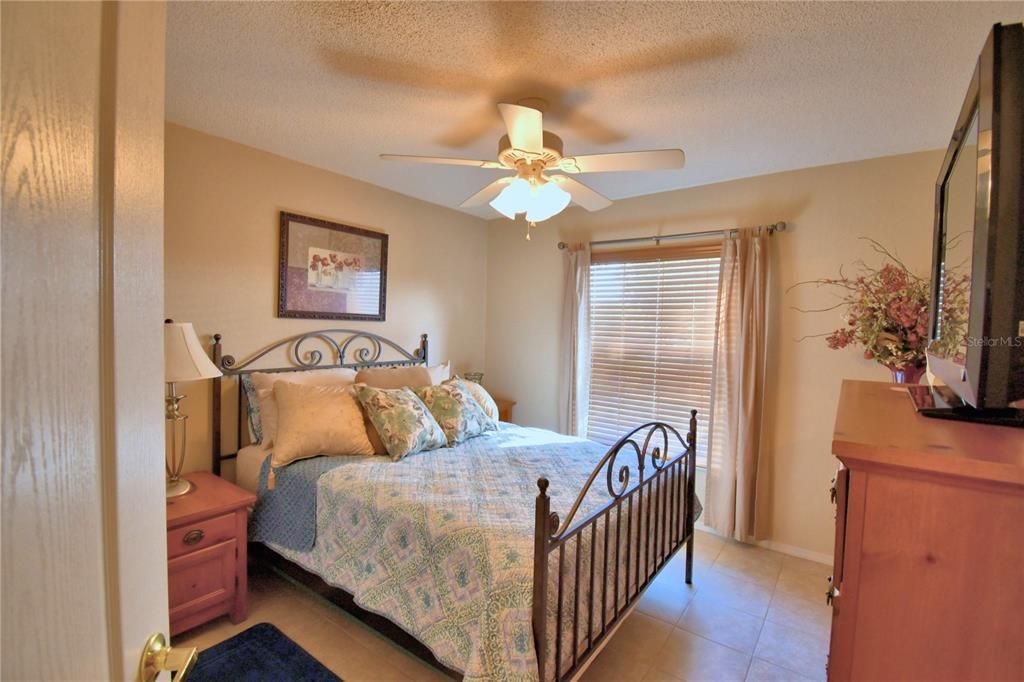 На продажу: $394,900 (4 спален, 2 ванн, 1669 Квадратных фут)