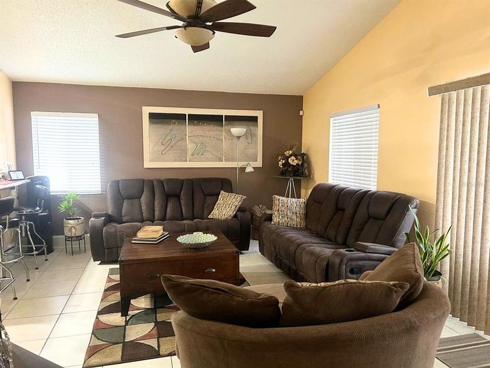 На продажу: $369,000 (3 спален, 2 ванн, 1611 Квадратных фут)