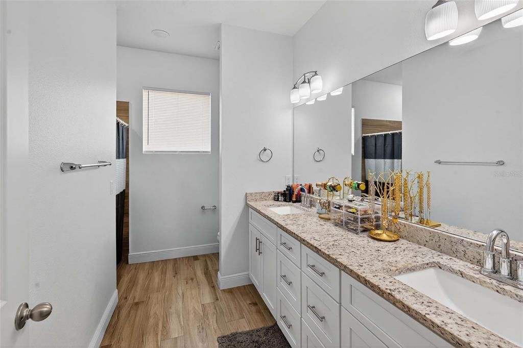 En Venta: $295,000 (4 camas, 2 baños, 1445 Pies cuadrados)