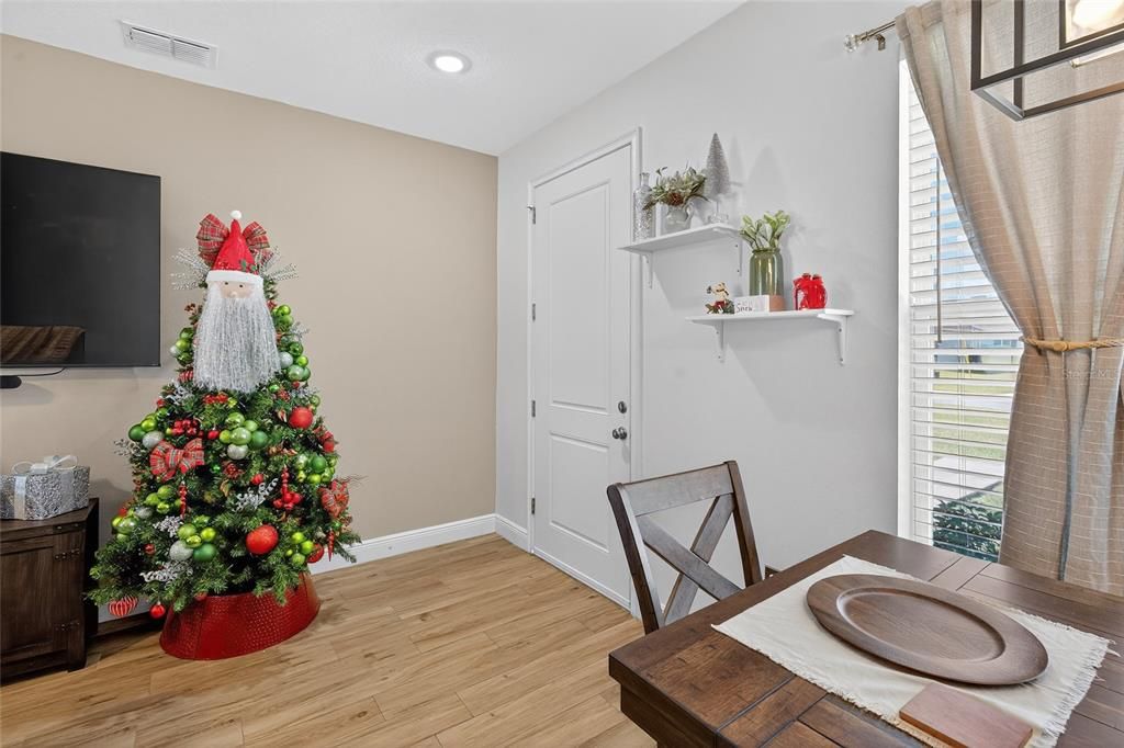 En Venta: $295,000 (4 camas, 2 baños, 1445 Pies cuadrados)