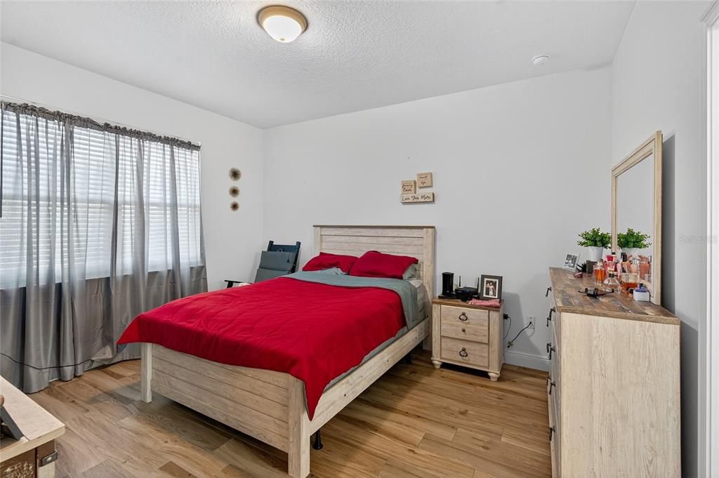 En Venta: $295,000 (4 camas, 2 baños, 1445 Pies cuadrados)