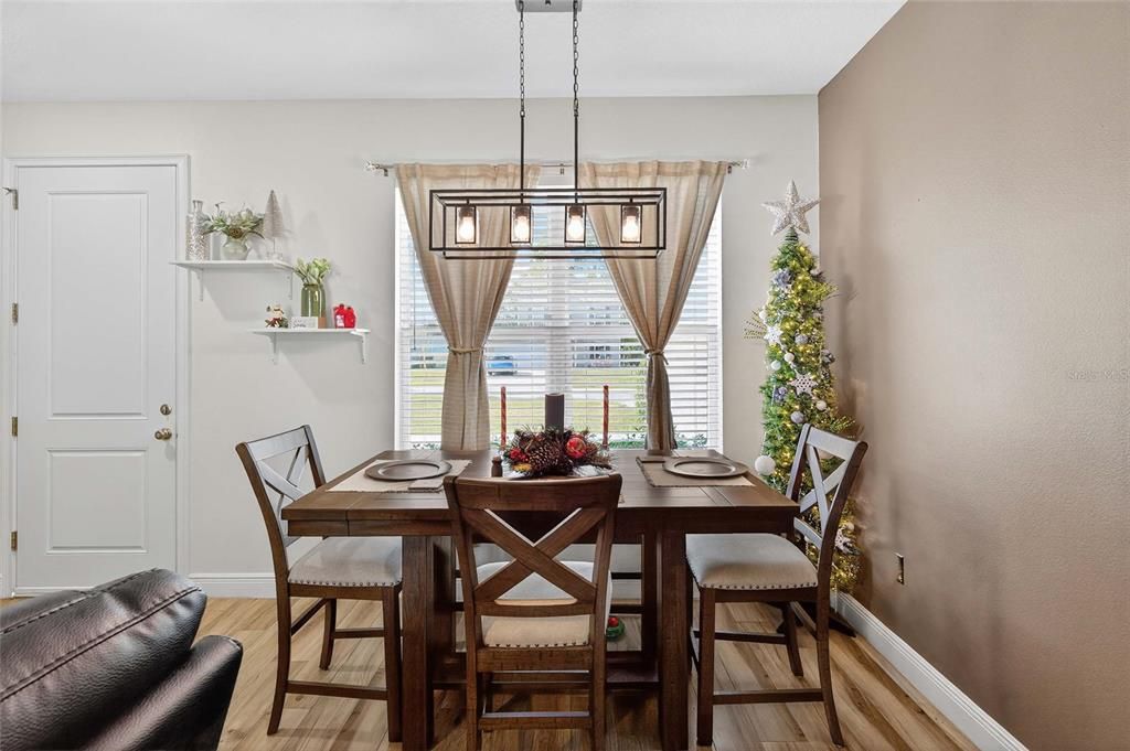 En Venta: $295,000 (4 camas, 2 baños, 1445 Pies cuadrados)