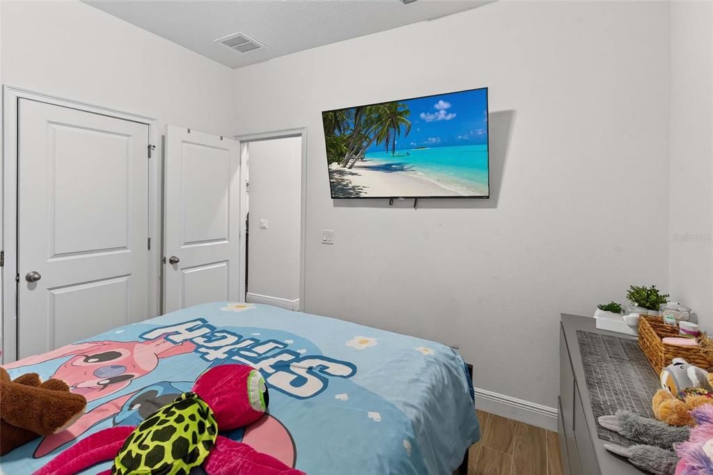 En Venta: $295,000 (4 camas, 2 baños, 1445 Pies cuadrados)