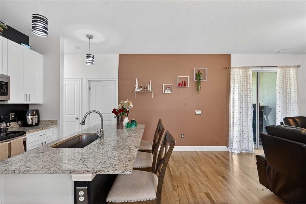 En Venta: $295,000 (4 camas, 2 baños, 1445 Pies cuadrados)