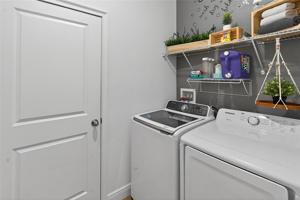 En Venta: $295,000 (4 camas, 2 baños, 1445 Pies cuadrados)