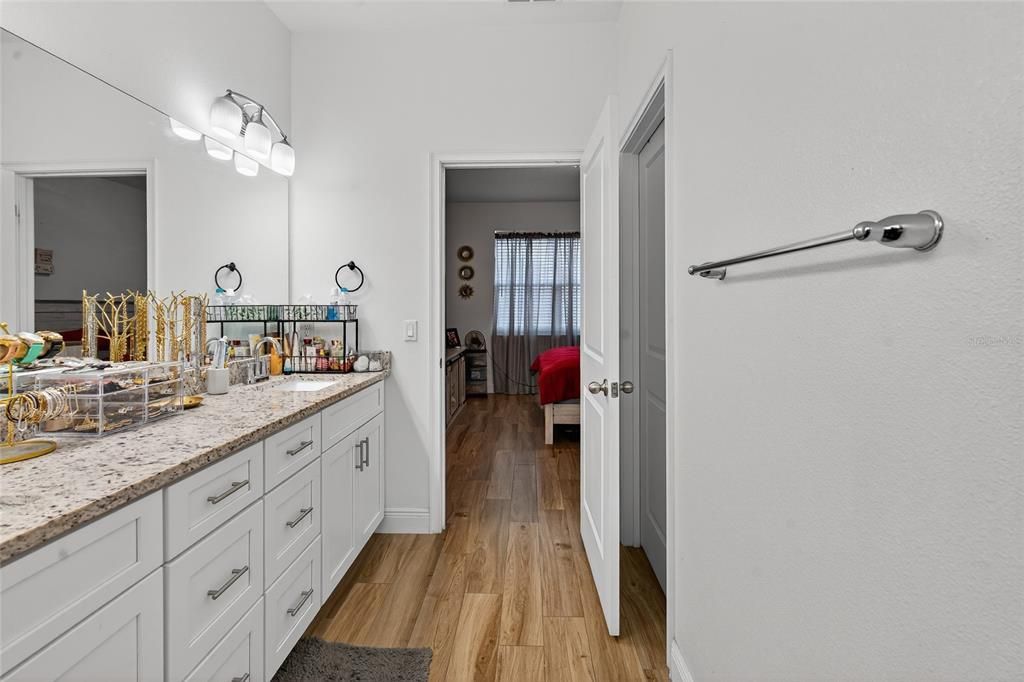 En Venta: $295,000 (4 camas, 2 baños, 1445 Pies cuadrados)