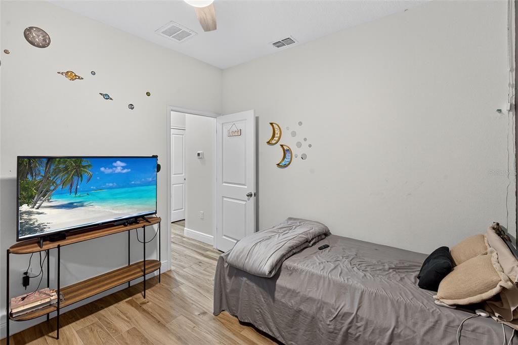 En Venta: $295,000 (4 camas, 2 baños, 1445 Pies cuadrados)