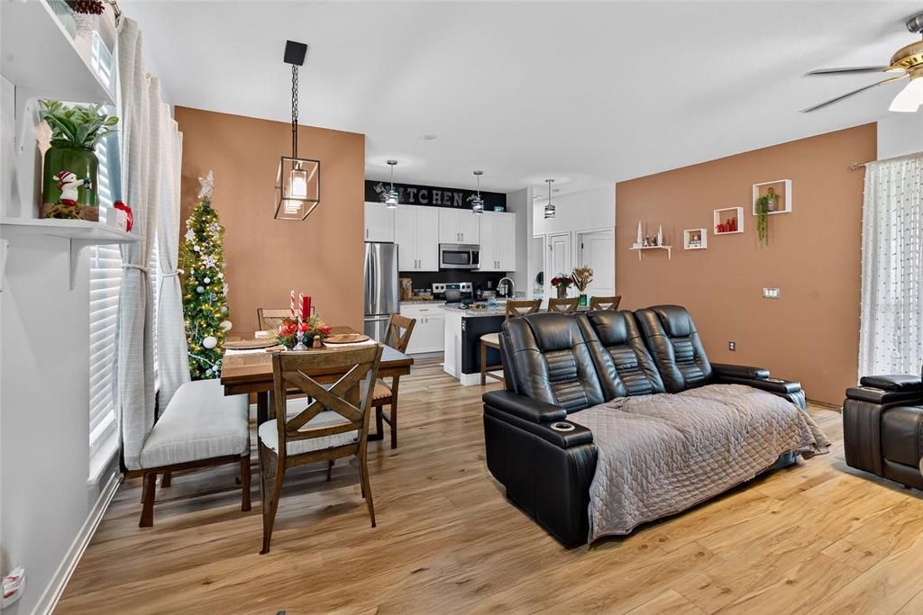 En Venta: $295,000 (4 camas, 2 baños, 1445 Pies cuadrados)