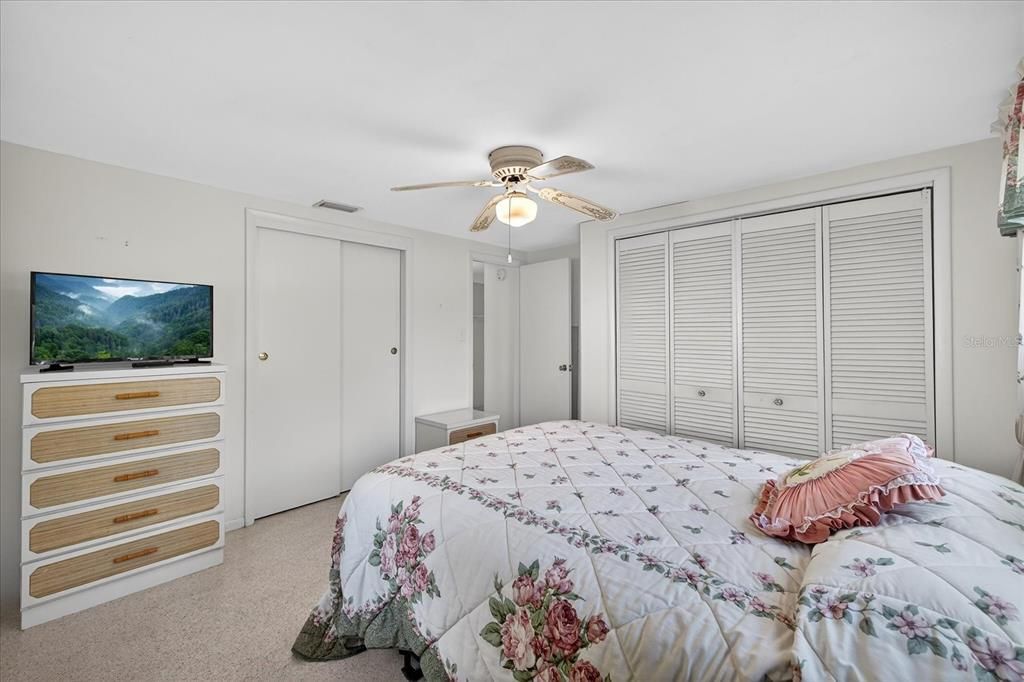 For Sale: $220,000 (2 beds, 2 baths, 1132 Square Feet)