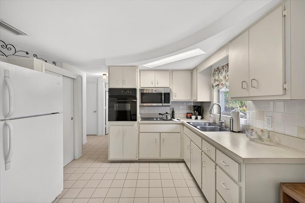 For Sale: $220,000 (2 beds, 2 baths, 1132 Square Feet)