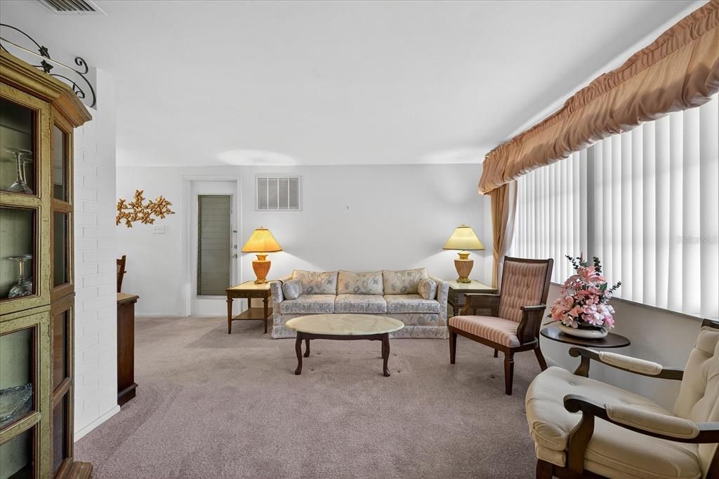 For Sale: $220,000 (2 beds, 2 baths, 1132 Square Feet)