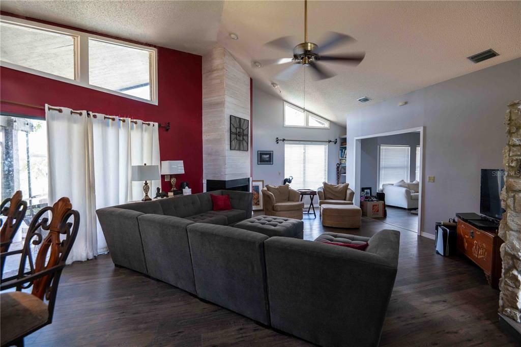 待售: $699,000 (2 贝兹, 2 浴室, 1973 平方英尺)