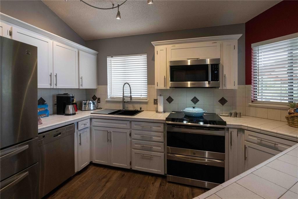 待售: $699,000 (2 贝兹, 2 浴室, 1973 平方英尺)