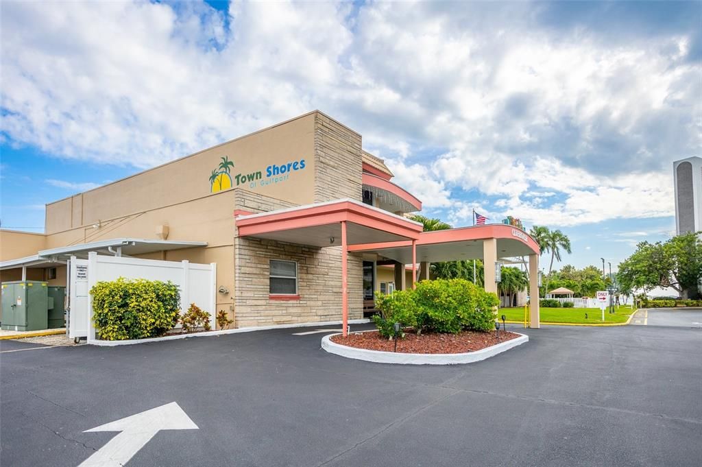 合同活跃: $194,900 (2 贝兹, 2 浴室, 1250 平方英尺)