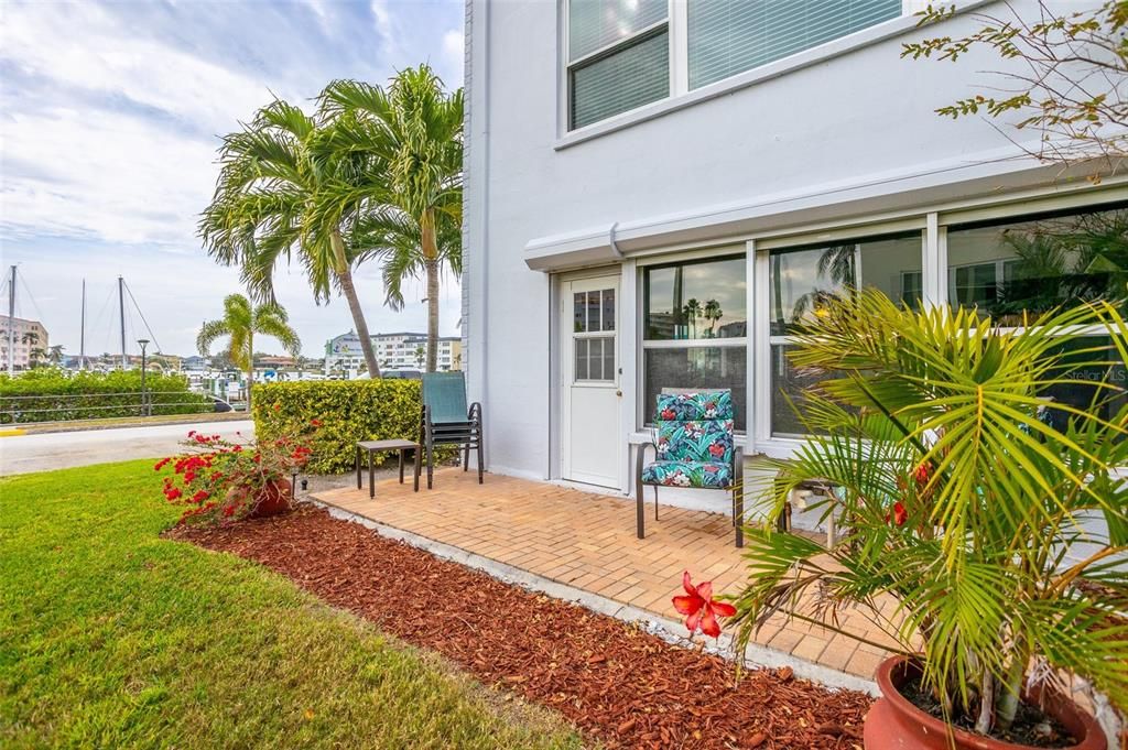 合同活跃: $194,900 (2 贝兹, 2 浴室, 1250 平方英尺)