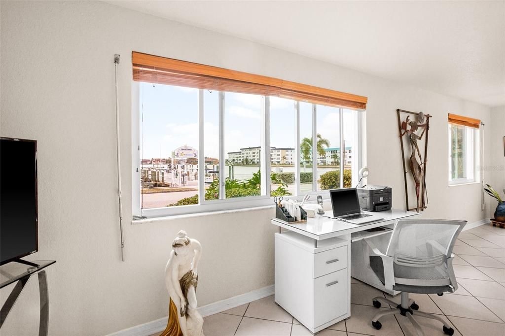 合同活跃: $194,900 (2 贝兹, 2 浴室, 1250 平方英尺)