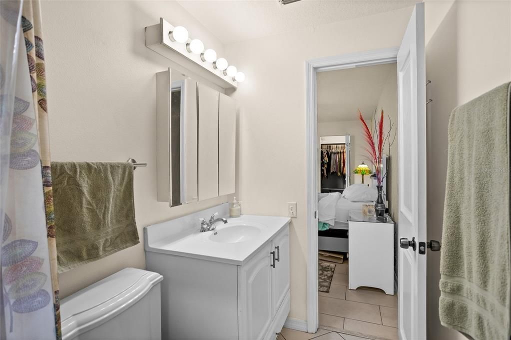 合同活跃: $194,900 (2 贝兹, 2 浴室, 1250 平方英尺)