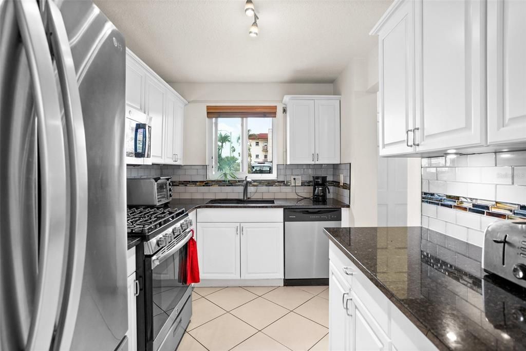 合同活跃: $194,900 (2 贝兹, 2 浴室, 1250 平方英尺)