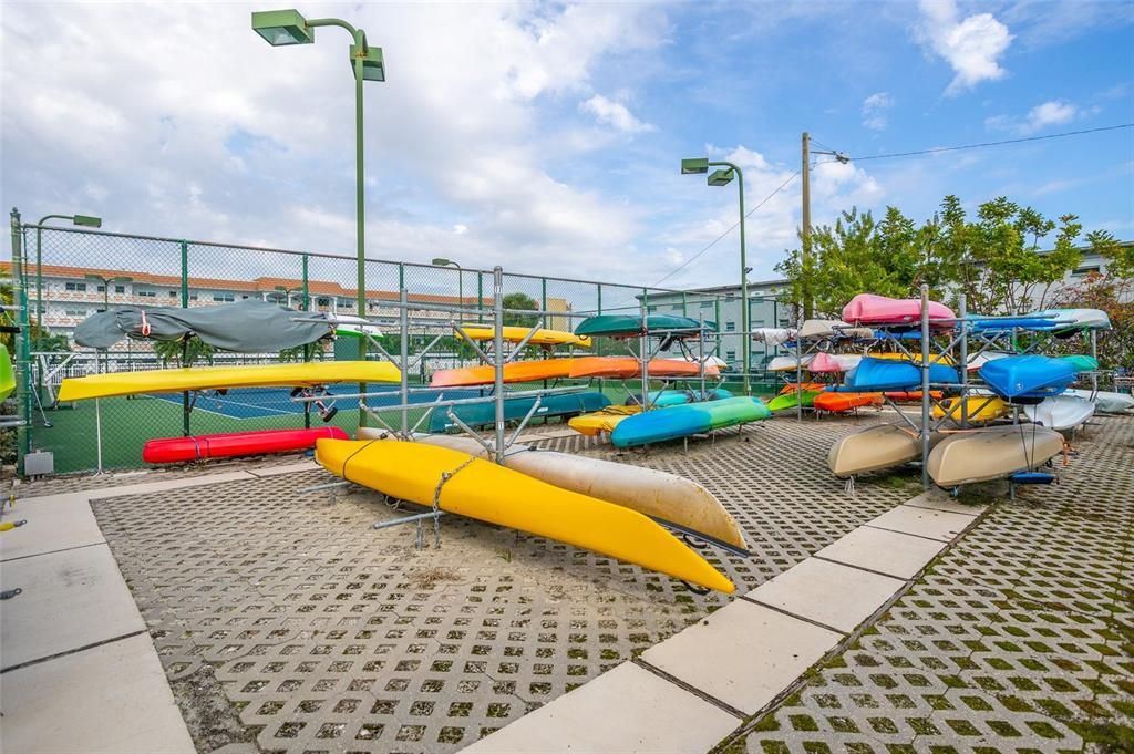 合同活跃: $194,900 (2 贝兹, 2 浴室, 1250 平方英尺)