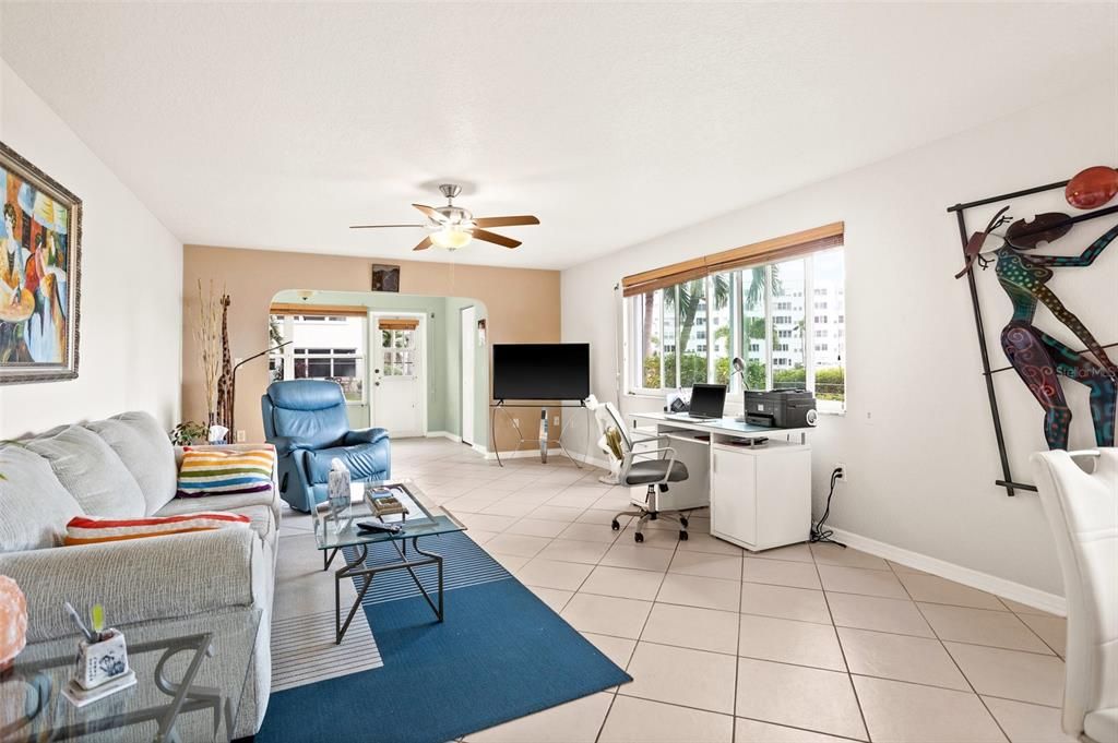 合同活跃: $194,900 (2 贝兹, 2 浴室, 1250 平方英尺)