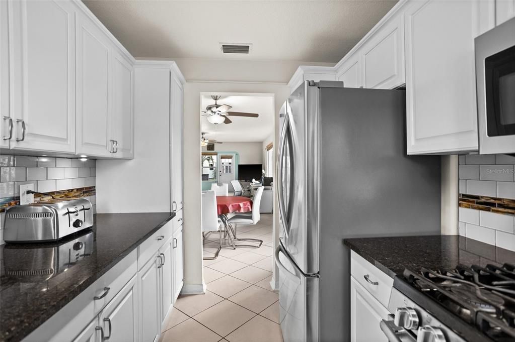 合同活跃: $194,900 (2 贝兹, 2 浴室, 1250 平方英尺)