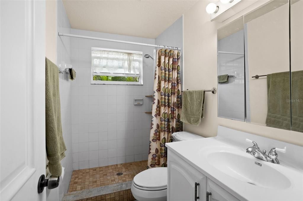 合同活跃: $194,900 (2 贝兹, 2 浴室, 1250 平方英尺)