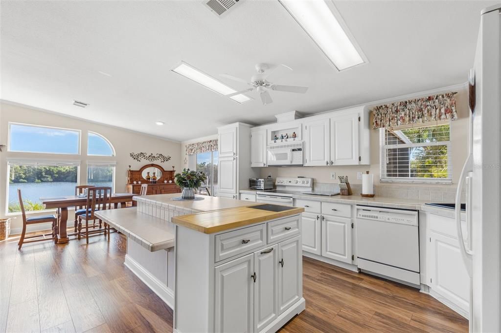 For Sale: $450,000 (2 beds, 2 baths, 1391 Square Feet)