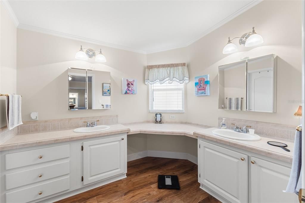 For Sale: $450,000 (2 beds, 2 baths, 1391 Square Feet)