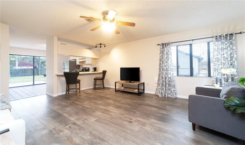 Под контрактом: $219,900 (3 спален, 2 ванн, 1200 Квадратных фут)