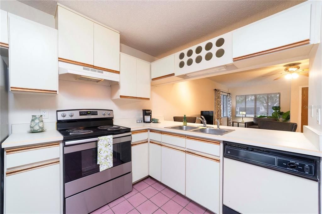 Под контрактом: $219,900 (3 спален, 2 ванн, 1200 Квадратных фут)