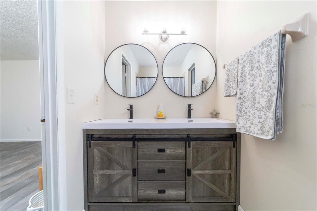 Под контрактом: $219,900 (3 спален, 2 ванн, 1200 Квадратных фут)