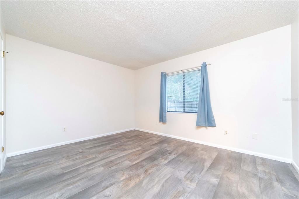 Под контрактом: $219,900 (3 спален, 2 ванн, 1200 Квадратных фут)