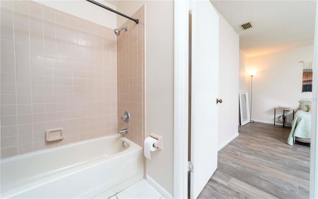 Под контрактом: $219,900 (3 спален, 2 ванн, 1200 Квадратных фут)