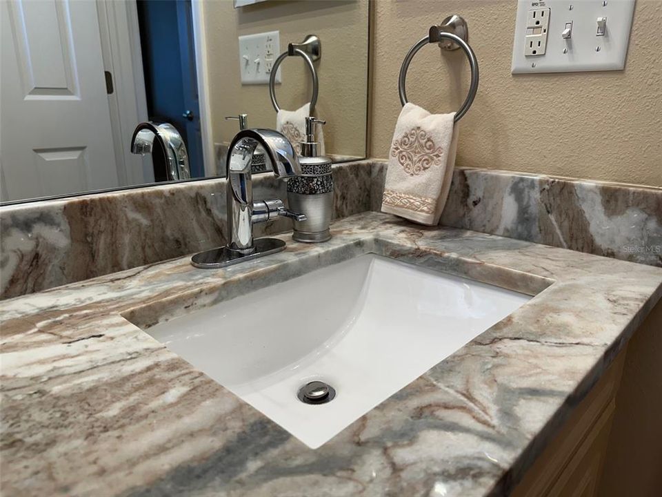 待售: $249,900 (2 贝兹, 2 浴室, 1354 平方英尺)