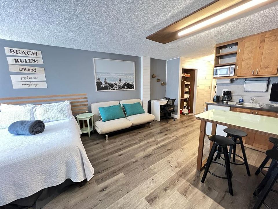 For Sale: $167,800 (1 beds, 1 baths, 489 Square Feet)