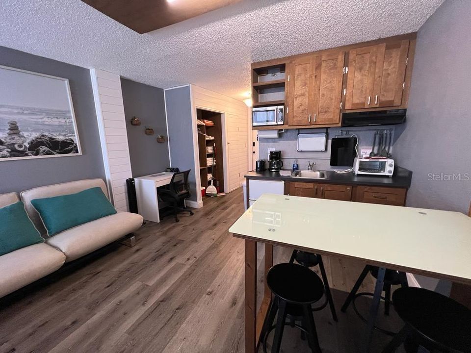 For Sale: $167,800 (1 beds, 1 baths, 489 Square Feet)