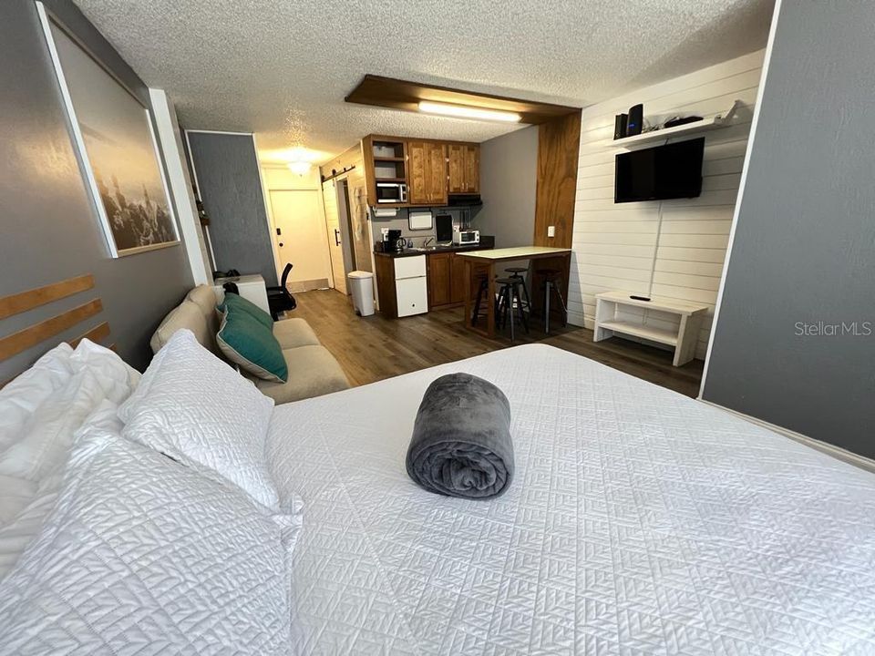 For Sale: $167,800 (1 beds, 1 baths, 489 Square Feet)