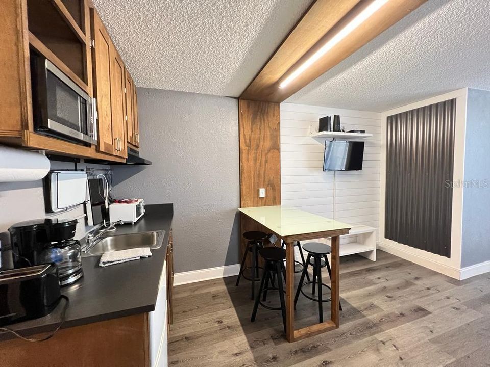 For Sale: $167,800 (1 beds, 1 baths, 489 Square Feet)