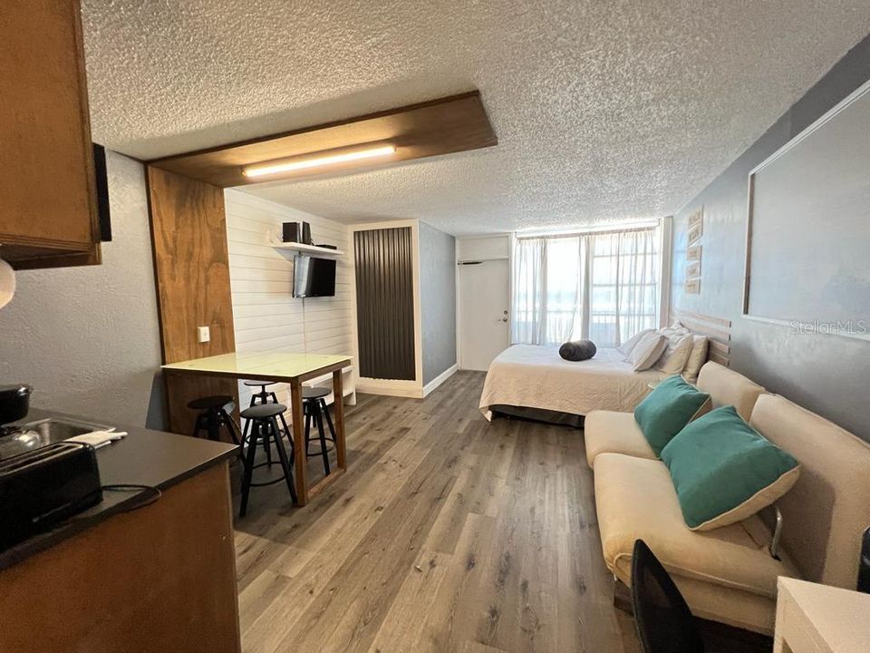 For Sale: $167,800 (1 beds, 1 baths, 489 Square Feet)