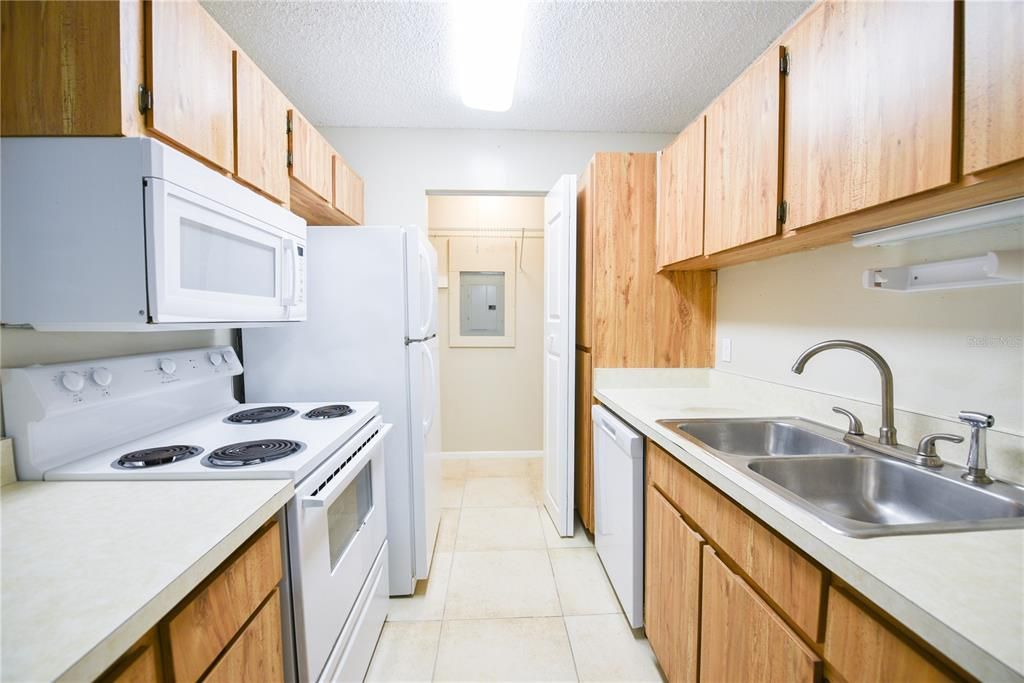 For Rent: $1,500 (2 beds, 2 baths, 898 Square Feet)