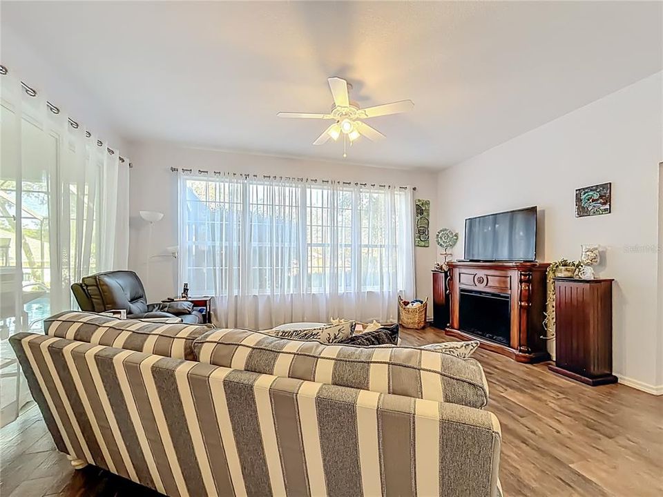 待售: $375,000 (3 贝兹, 2 浴室, 2047 平方英尺)