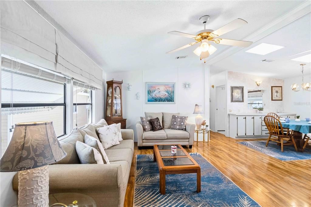 For Sale: $159,900 (2 beds, 2 baths, 1031 Square Feet)