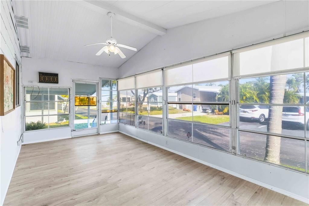 For Sale: $159,900 (2 beds, 2 baths, 1031 Square Feet)