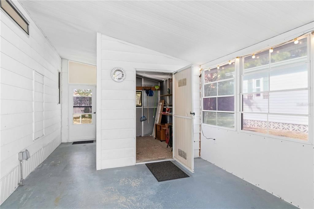 For Sale: $159,900 (2 beds, 2 baths, 1031 Square Feet)