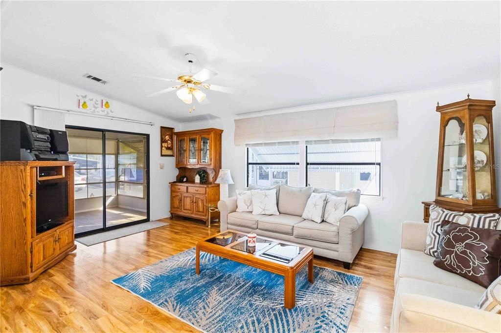 For Sale: $159,900 (2 beds, 2 baths, 1031 Square Feet)