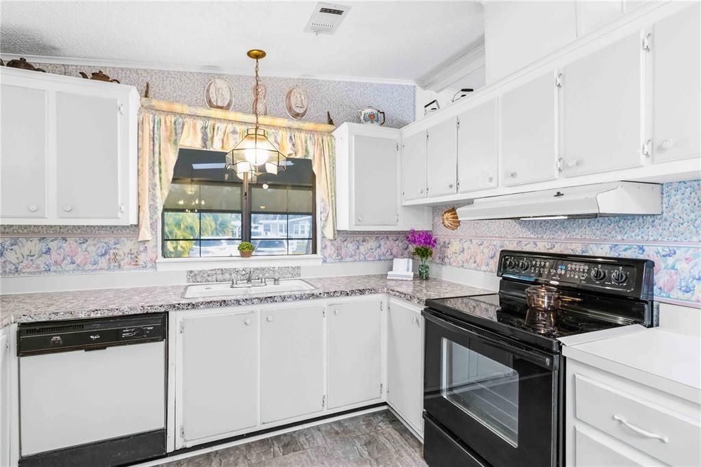 For Sale: $159,900 (2 beds, 2 baths, 1031 Square Feet)