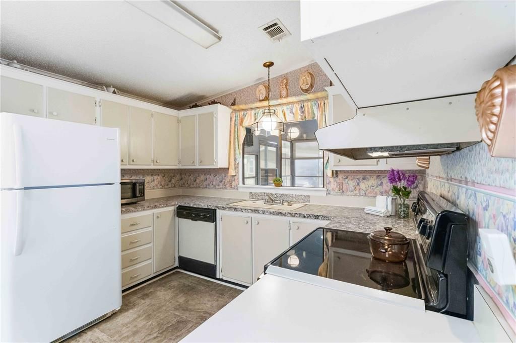 For Sale: $159,900 (2 beds, 2 baths, 1031 Square Feet)