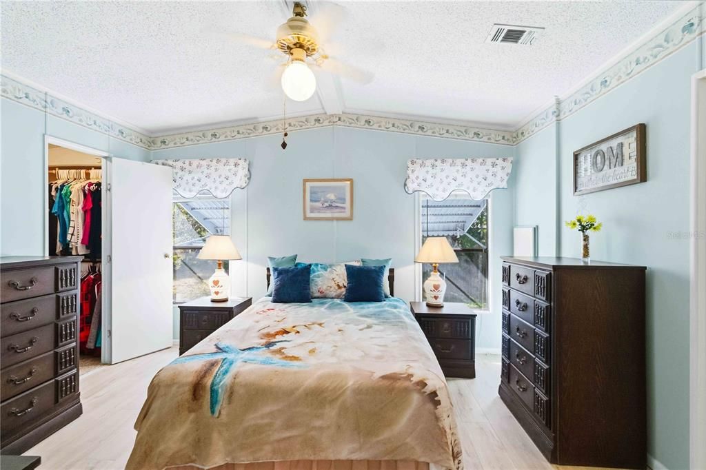 For Sale: $159,900 (2 beds, 2 baths, 1031 Square Feet)