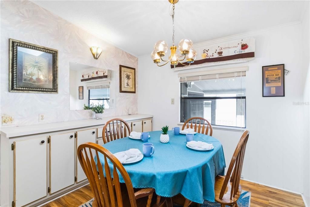 For Sale: $159,900 (2 beds, 2 baths, 1031 Square Feet)